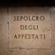 Prima di uscire incontriamo un altro affascinante dettaglio del complesso: una lastra nella navata destra che segna l�ingresso all�inagibile sepolcro degli appestati. Tra novembre 1815 e giugno 1816 Noicattaro fu infatti l�ultimo paese in Europa a essere colpito da una virulenta epidemia di peste. Ai numerosi deceduti per il morbo venne cos� riservato un ossario che giace ancora sotto questo singolare ed eterogeneo luogo di culto
